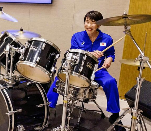 【朗報】高市首相、趣味のドラムで李大統領と「サプライズ共演」…BTSの「Dynamite」など演奏