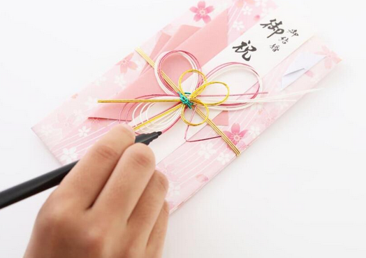 【相談】「同僚の結婚式」に"欠席"と連絡…後日「1万円包むのが常識」と聞きビックリ！ 正直人数合わせだったと思うのですが、参加しなくてもお金を払う必要があるんですか？