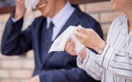 【第一印象】「顔おしぼり」「ボロボロスマホ」はアウト！Z世代女性が異性に求める清潔感　香水プンプンも逆効果