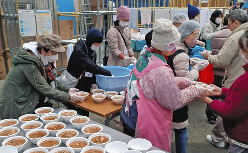 【都内】サラリーマンや家族連れまで…年末の炊き出しに"900人超の大行列"。背景に「見えない貧困」