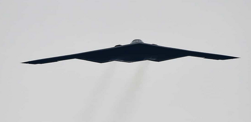 【B2ステルス戦略爆撃機を25機追加発注した】トランプ米大統領が性能称賛 「完全に探知不可能だ」