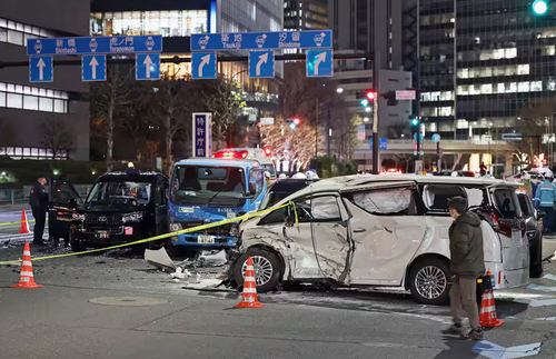 【事故】内閣府の公用車が赤信号無視か 東京・赤坂で多重事故、1人死亡8人重軽傷