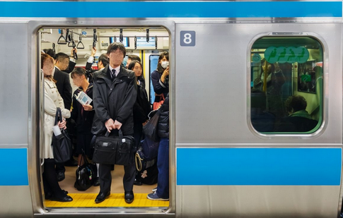 【国際紙】「他人事ではなかった」──東京の地下鉄、男性の”6人に1人”が「痴漢被害」に
