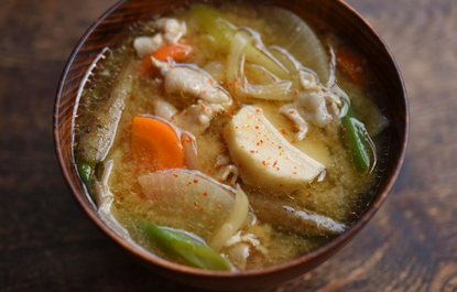 「お前に食わせる豚汁はない」親が自治会に入らない7歳児が「どんど焼き」参加許されず