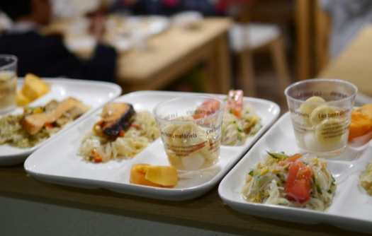 【高級車で乗り付けて子どもを置いていく親も】困っている家庭のための「こども食堂」"想定外の利用者"増加の実態　運営スタッフも「来ないでとは言えない」と頭を抱える