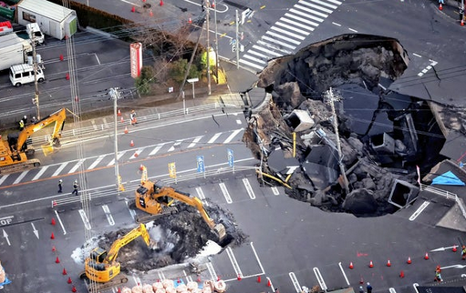 許せない…眠れない父が突然死　「来るな」心配した娘を一喝していた父、揺れる自宅は悪臭…道路陥没で生活一変、あすで1年　父の死因、警察は“不詳の病死”とするも娘「事故がなければ、父は死ななかったのでは」