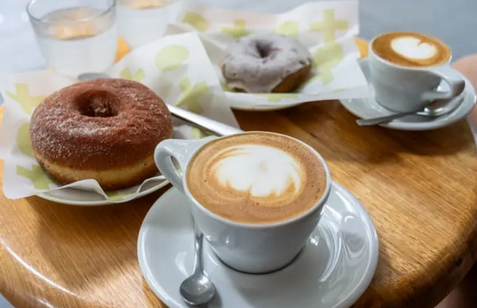 ミスドで「コーヒー5杯」をおかわりしたら、友人に「お店に迷惑だよ」と注意された！ サービスなのに“遠慮する必要”あるんですか？「マナー違反」になるケースとは