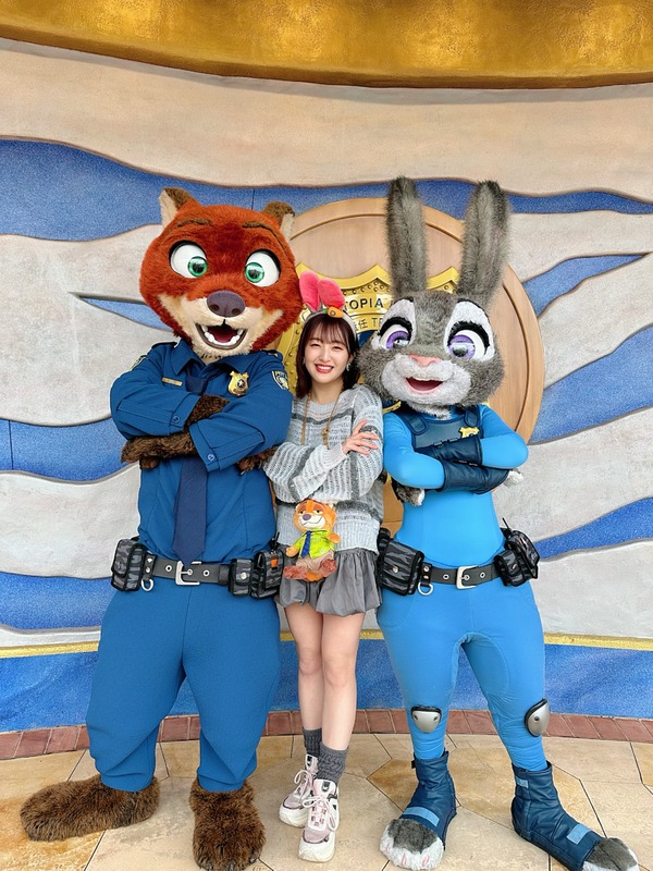 【田島芽瑠】めるちゃん、ホップス巡査とニック巡査とスリーショット