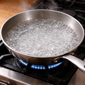 【画像】シングルマザーさん、フライパンで沸かし部屋を暖めてしまう…