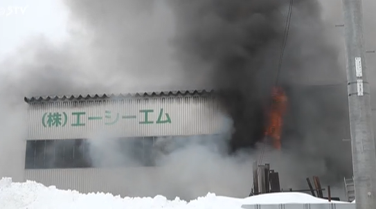 【北海道】雪で埋まった「猫の通り道」をバーナーでとかそうと…倉庫が火事 隣の建物にも延焼