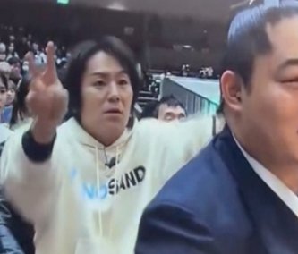 【放送事故】ゲーム実況者・狩野英孝さん、相撲観戦でTVに映り込むも激しくうざいと話題にｗｗｗ
