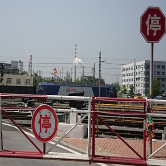 【裁判】「中国で踏切に出合うことなく中国語標識がないのは不備」　神戸の踏切で事故死の中国籍女性、代理人主張