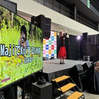 ステージでカラオケ