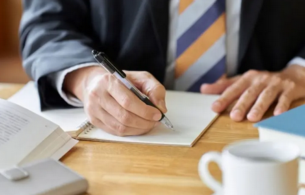 【相談】スタバで勉強しています。毎回注文もしていますが「お店的には迷惑では？」と友人から言われました。勉強目的の利用はよろしくないのでしょうか？