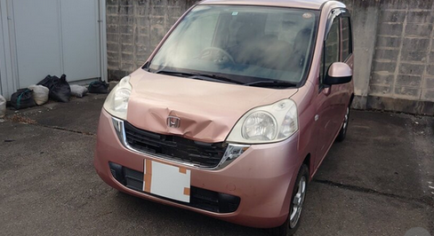 【宮城】トレーラーから車下ろし中の男性（49）に軽乗用車突っ込む　フロントガラスが凍結で視界不良か