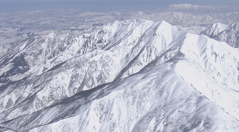 スキー場のコース外でスノーボードのカナダ国籍の39歳女性　滝つぼに転落し死亡　新潟・南魚沼市