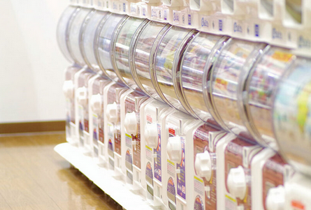 【不景気】「空き店舗がガチャガチャだらけ…」「テレビは節約ばかり」暮らしの中でふと感じる“不景気”のサイン