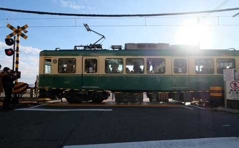 【神奈川】鎌倉「スラムダンク」踏切のいま　市が対策するも止まない外国人観光客の「マナー違反」に「注意してもキリがない」と住民