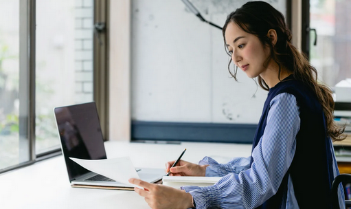 年収1000万円、フリーランスは税務上の自由度高く手取り多い、会社員は社会的信用と雇用の安定性