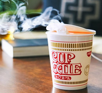 【経済】"泣く泣く"棚に戻しています…年収250万円・26歳男性が「カップラーメン」を買わなくなった理由