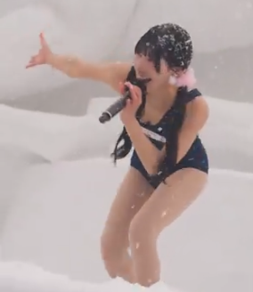 【動画】さっぽろ雪まつりで現役アイドルが雪降る中「スクール水着姿」でパフォーマンス披露　ネット驚愕