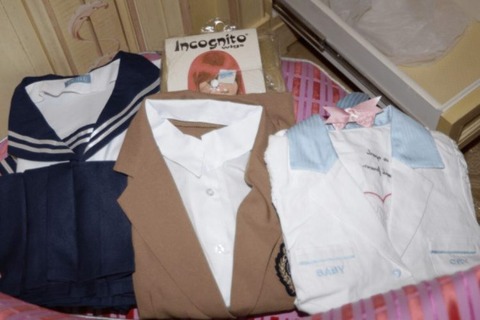 【国際】《スケスケのセーラー服を着て膝をつき…》「エプスタイン文書」から膨大な“少女の動画”発見、資料が示す“現場での行為内容”