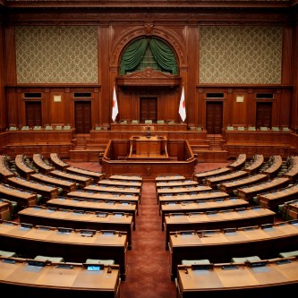 自民「勝ちすぎて比例枠余ったから中道に6議席分けてやるわw」