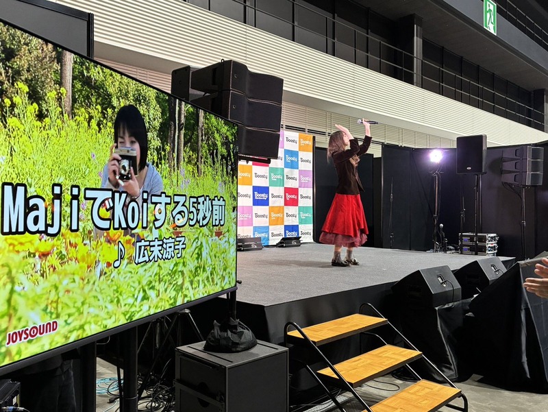 ステージでカラオケ