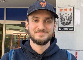 外国はいいけど日本で歩きながら食うのはダメなんだよな。お酒を飲むのはいいのになんでだろう？