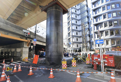 【大阪】梅田に出現した十数ｍの巨大パイプ「昨日はなかった」「気を付けようがない」…識者も「非常に珍しい」