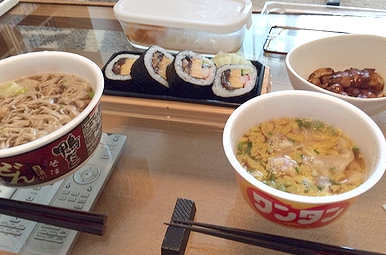 【お金】同僚は「お金がない」と言いながらランチは“カップ麺・菓子パン”です。正直「自炊すれば安い」と思いますが、難しいのでしょうか？ サラリーマンの“ランチの実態”とは