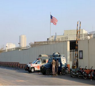 イラン空爆抗議で米国領事館に押し寄せたデモ隊に米海兵隊が実弾を撃ち込んでしまう