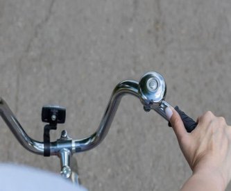 【〓】歩道で“後ろから来る自転車”にベルを鳴らされた！ そもそも「自転車は車道が原則」ですよね？ 4月からは通報して“反則金6000円”払わせることができるのでしょうか？