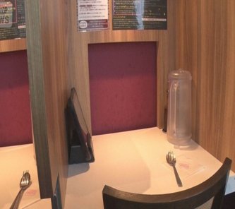 【物価高】おひとりさま外食　6年間で約10倍に拡大　仕切り付きのカウンター席に改装する店も