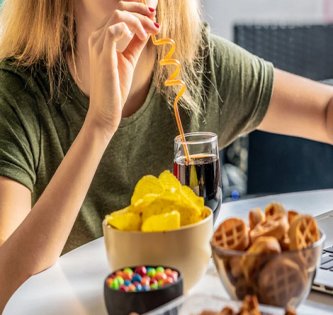 【悲報】若者の大腸がん増える「ジャンクフード・加工食品・砂糖入り飲料」