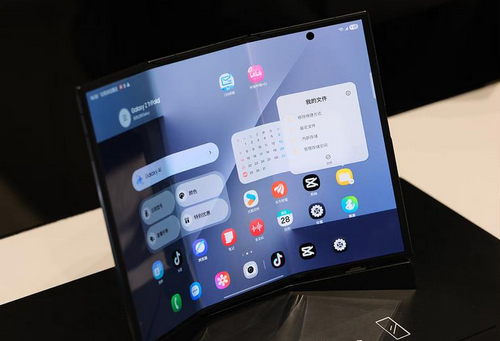 【スマホ】「折り畳みiPhone」2026年リリースの噂 いきなりシェア3割予想も