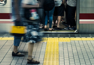 【満員電車】「ドア横死守するマン」なぜ中ほどまで詰めない？ 乗降の邪魔になる「狛犬」 鉄道会社も苦心