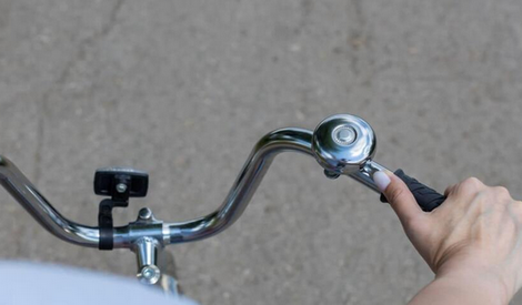 【〓】歩道で“後ろから来る自転車”にベルを鳴らされた！ そもそも「自転車は車道が原則」ですよね？ 4月からは通報して“反則金6000円”払わせることができるのでしょうか？