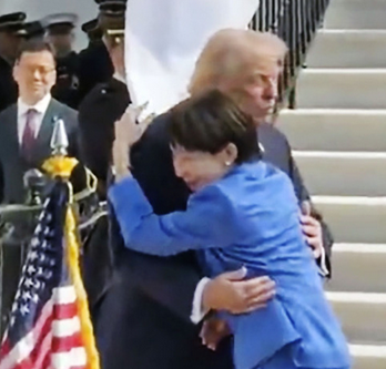 【政治】大統領の胸に飛び込み笑顔でハグ　首相、会談では緊張の面持ち