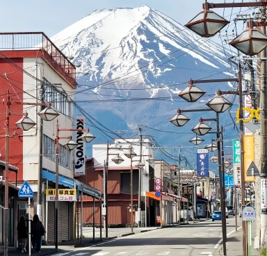 【中国人観光客】「日本人の態度が悪くなっている」「外国人が金を持っていることに嫉妬」「ブュッフェで先払いを求められた」との声も
