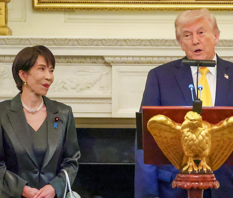 【SNS】「流石にドン引き」高市首相　バイデン前大統領“揶揄”したホワイトハウス展示物に指さして笑顔…トランプ氏への“同調”ムーブが物議