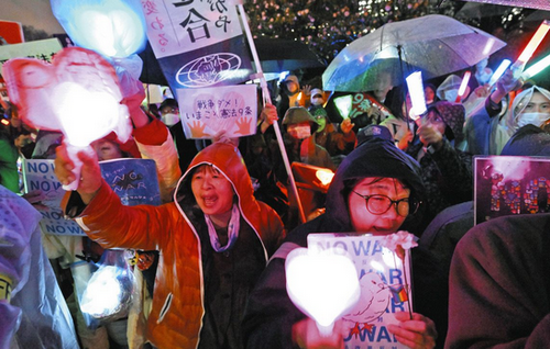 【社会】「私たちの声が戦争への加担を食い止めている」…若い世代中心の市民有志が、国会前で護憲や反戦を訴え　　参加者は主催者発表で2万4000人