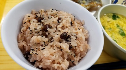 【悲報】福島の中学校　卒業祝いに給食は赤飯→311と重なり2100食分廃棄