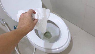 【話題】クリス・ペトロン氏「男性も排尿後は紙で拭くべき」→ネット論争に