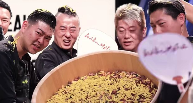 【炎上】ホリエモン、食用菊ばら撒き騒動に反論　「プロ野球のビールかけとの違いがわからない」