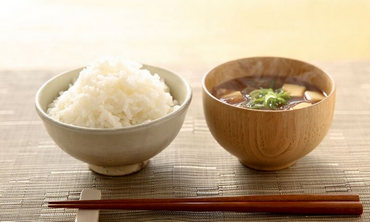 【〓】朝はご飯と味噌汁、昼はおにぎり、夜は芋とご飯になる…高市首相の「食料自給率100%」が愚策といえるワケ