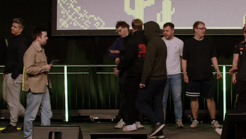 【動画】eスポーツ選手さん、大会で負けて優勝者をブン殴ってしまう〓