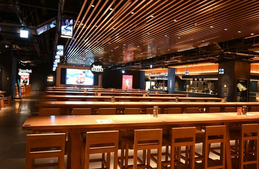 【経済】大阪駅直結なのに、日本人も外国人客も来ない…開業1年で「廃墟フードコート」と呼ばれたピカピカ新施設の悲劇