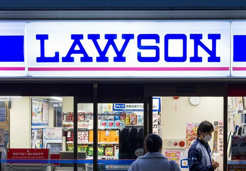 【X】《従業員がレジ内で大乱闘》新宿・歌舞伎町のローソン店内で“ガチ喧嘩”…店舗は「ケガはありませんでした」と認める