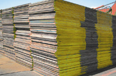 【静岡】高さ１．５ｍの鉄板が倒れてきて地面との間に挟まれる　61歳の男性作業員が死亡　クレーンのフックを付け替える作業中に支えなくなった８００ｋｇの鉄板が倒れる